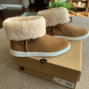 Brand new never worn size 8.5 Ugg Mika classic sneaker boot